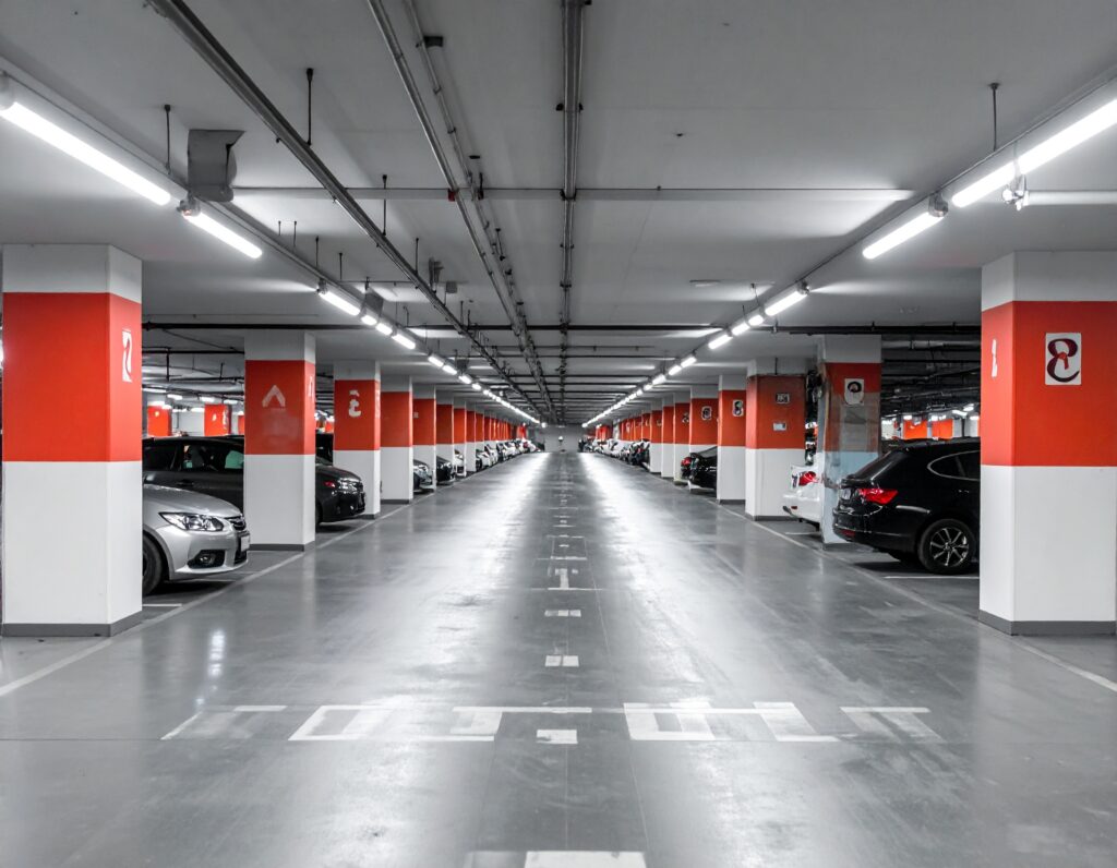 parkeringsgarage med sensorstyrd beysning