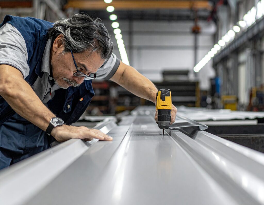 man som arbetar med plåt
