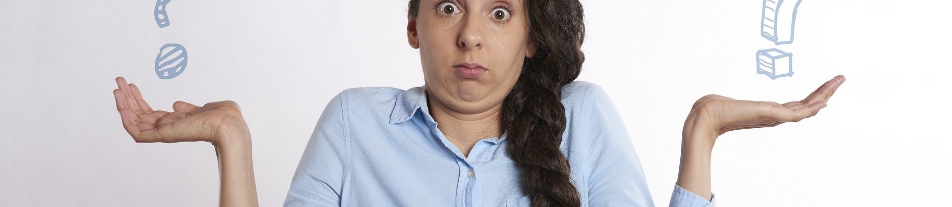 en kvinna med ett frågetecken i varje hand